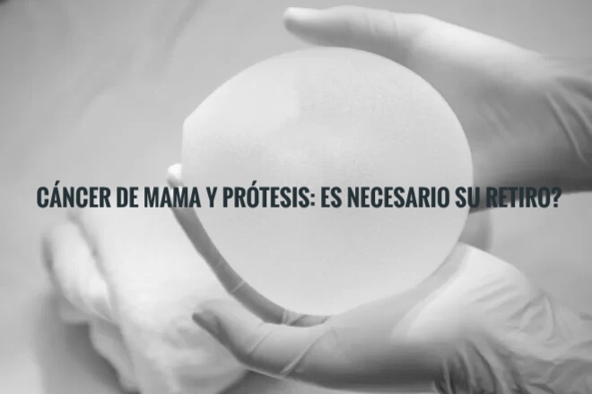 Implante mamario en las manos de un cirujano usando guantes de Latex