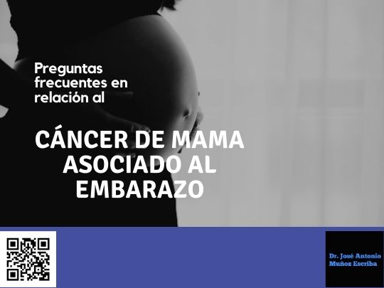 Mujer con signos de embarazo avanzado en fotografía en blanco y negro