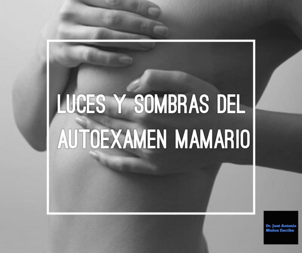 Mujer en blanco y negro realizando un autoexamen mamario