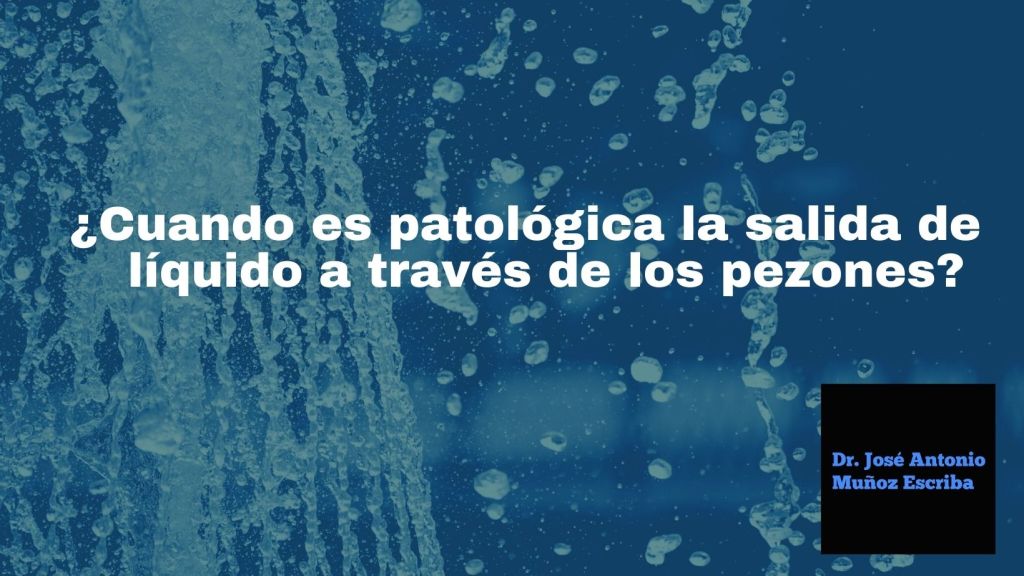 Agua a chorros y en gotas que fluye libremente bajo un fondo azul