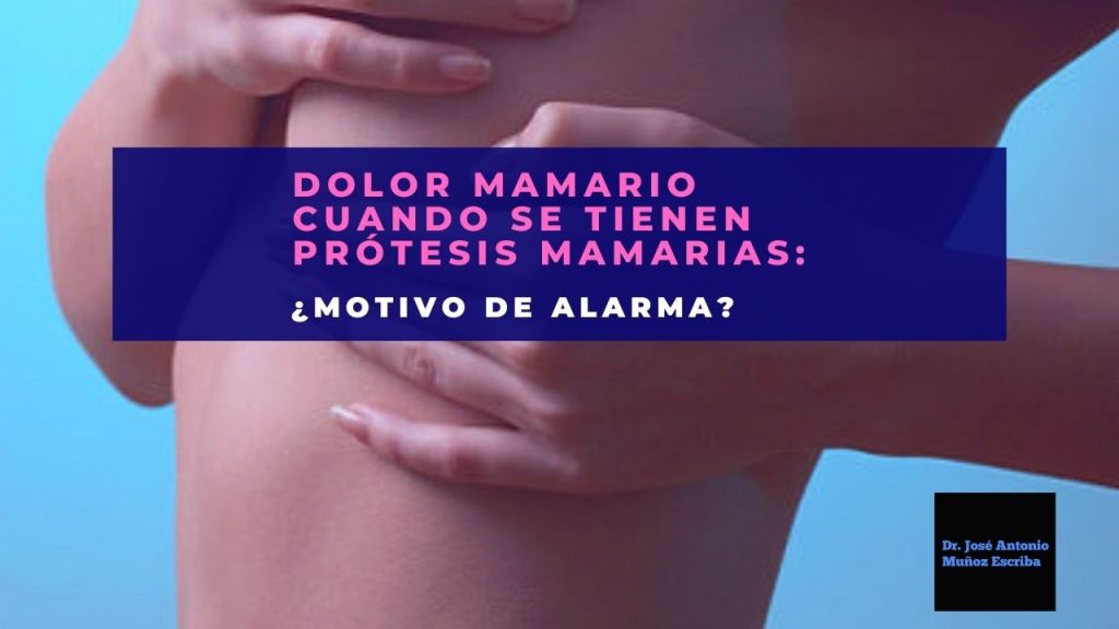 Mujer realizándose un autoexamen mamario por presentar dolor mamario asociado a una posible rotura prótesica