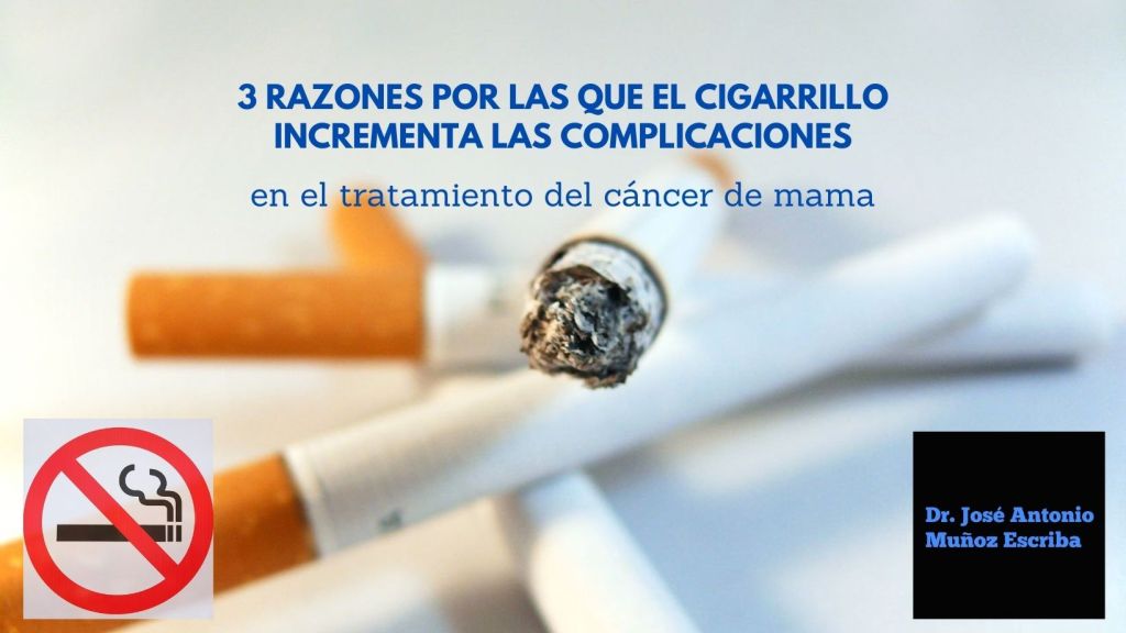 Varios cigarrillos, uno de ellos encendido, sobre una superficie blanca. En el extremo inferior izquierdo se observa de tamaño pequeño, el símbolo de no fumar 