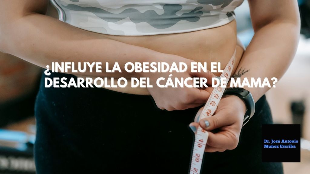 Mujer con sobrepeso y abundante panículo adiposo sostiene una cinta métrica alrededor del abdomen, con el fín de medir el díametro de su circunferencia abdominal