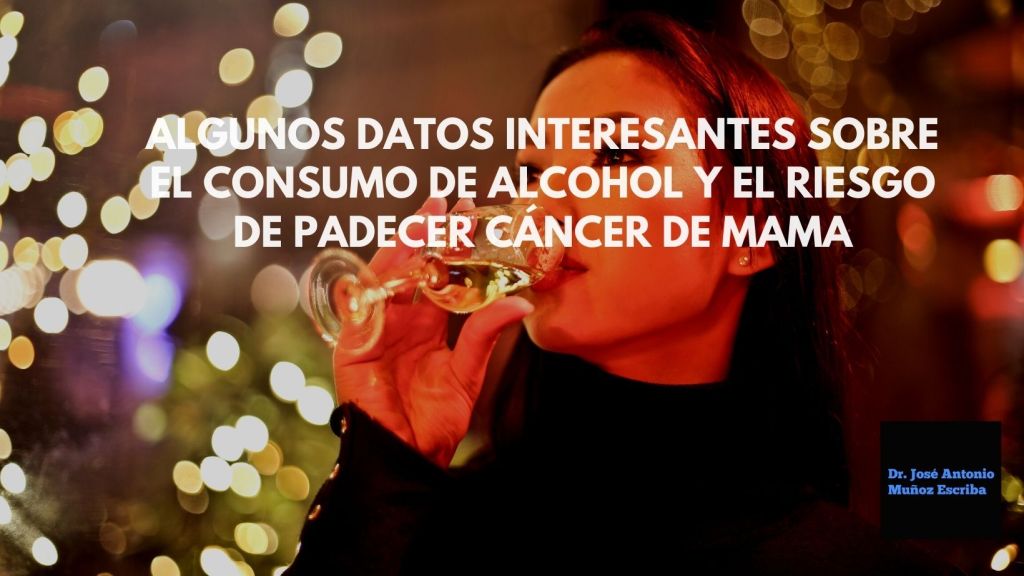 Mujer joven bebiendo una copa de vino blanco. El fondo es de pequeñas luces como las usadas en navidad, con un aspecto desenfocado