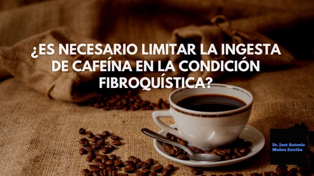 Una taza de café negro sobre una mesa cubierta con tela de saco en la que se observa esparcido de manera desordenada granos de café