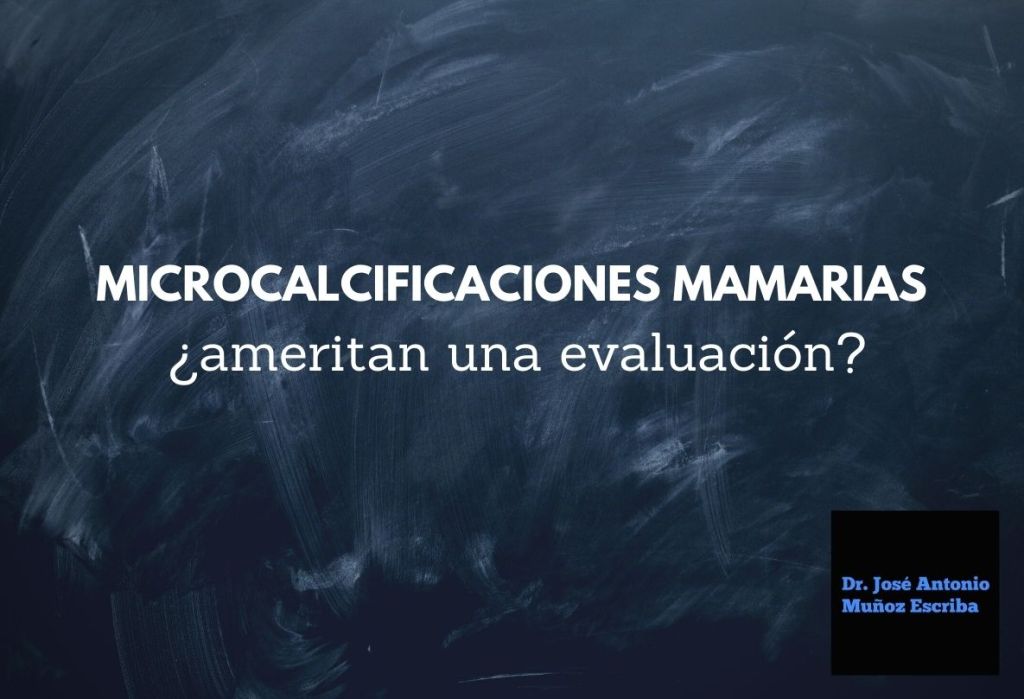 Imagen de una pizarra negra con rastros de tiza que ha sido borrada 