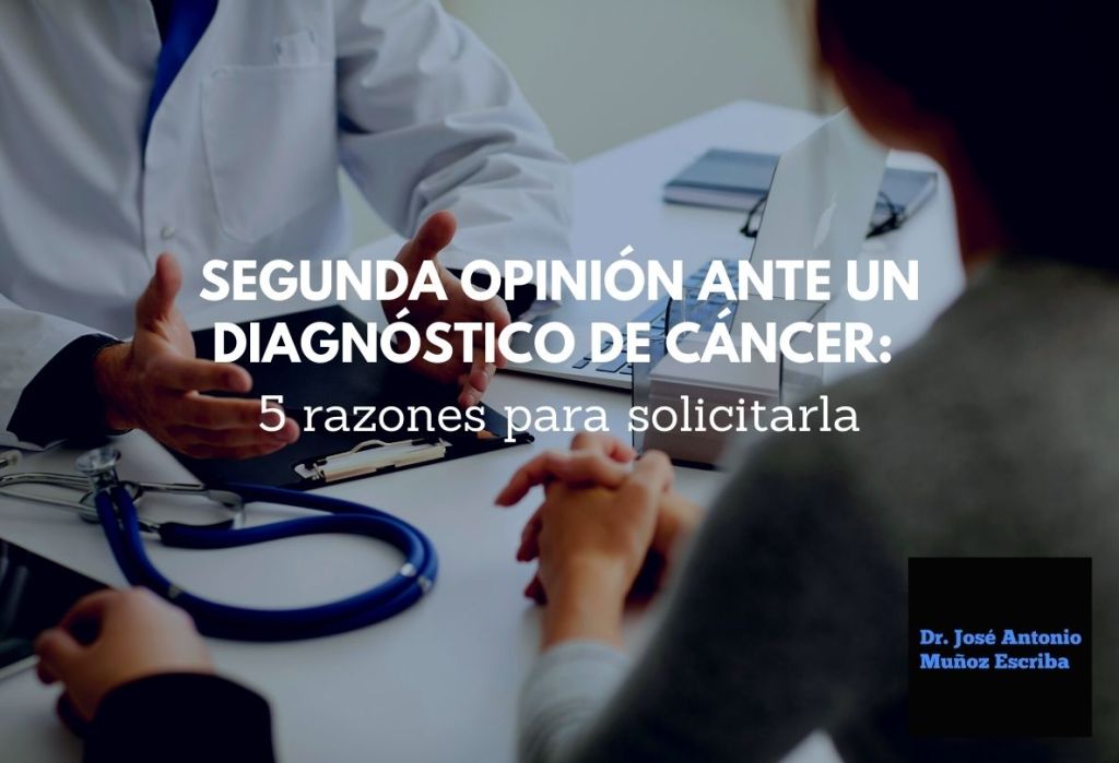 Oncólogo explicándole a una paciente su diagnóstico. En la mesa se observa un estetoscopio azul