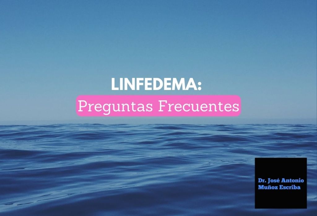 Visión del mar azul ante un cielo azul en el atardecer