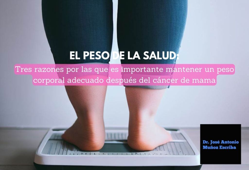 Mujer con sobrepeso vestida de jean parada descalza sobre una balanza viendo su peso corporal