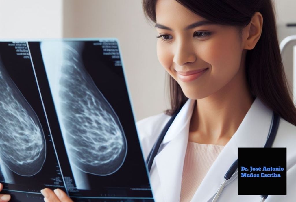 Una cirujano oncólogo, en la consulta de mastología, evaluando una mamografía realizada anteriormente a una paciente con una lesión mamaria, para comparar si esta estaba presente en esa mamografía previa.