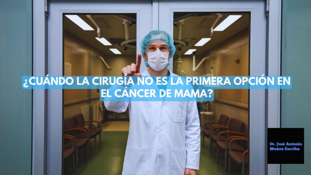 Imagen de un cirujano mastólogo en frente a su consultorio señalando con el dedo que en ciertos casos la cirugía no es la primera opción en el tratamiento del cáncer de mama