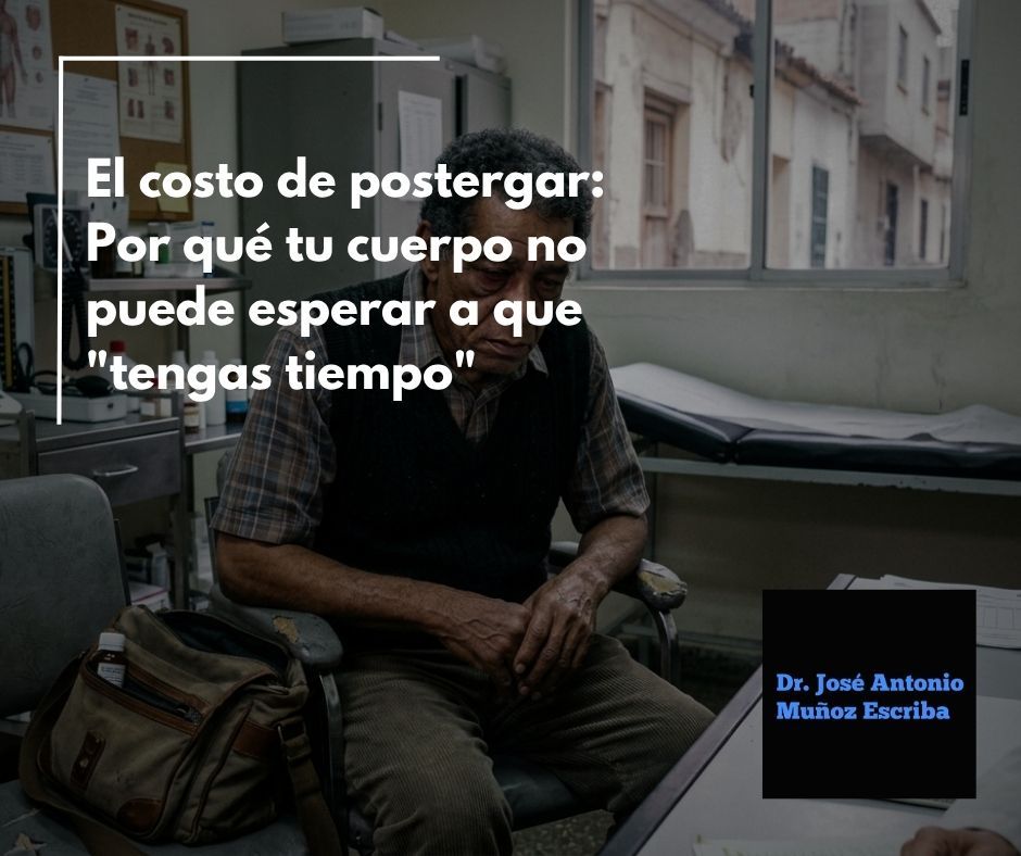Señor de la tercera edad sentado en la consulta de un cirujano oncólogo manifestándole mucho cansancio como síntoma principal de su cáncer de colon derecho