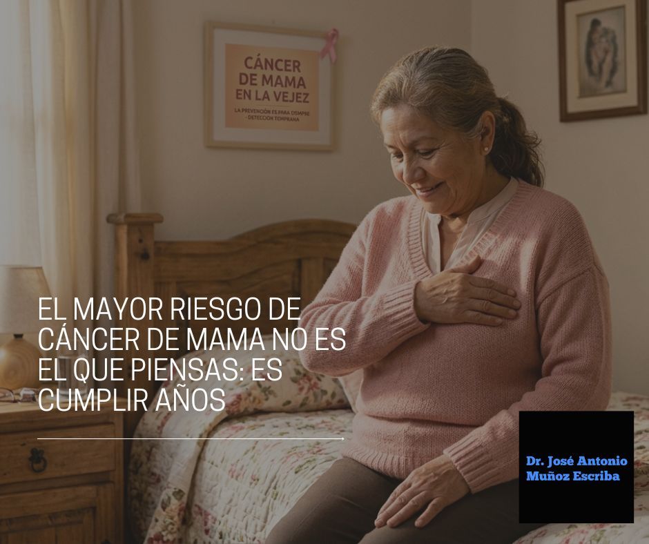 Señora en la tercera edad en su cuarto vestida con la mano colocada en su seno izquierdo, como si estuviese realizándose un autoexamen mamario pensativa y reflexionando sobre el cáncer de mama en la vejez