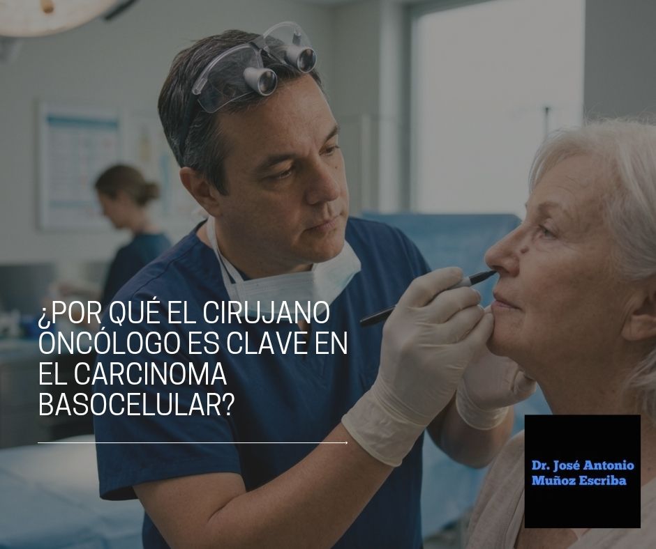 El cirujano oncólogo de Caracas, Dr. José Antonio Muñoz Escriba, examinando la lesión en la piel de la cara de una paciente femenina de piel blanca.